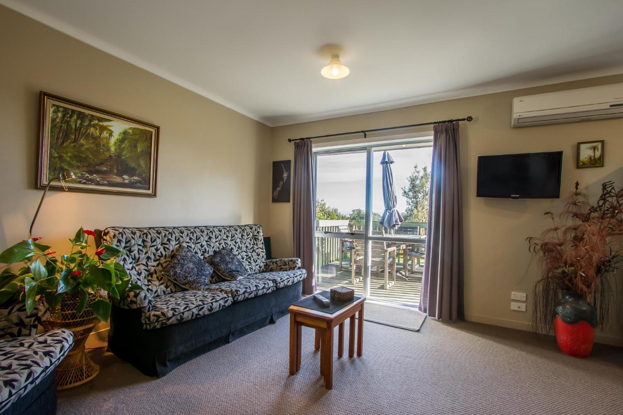 The Nunnery Hotel Te Aroha Exterior photo